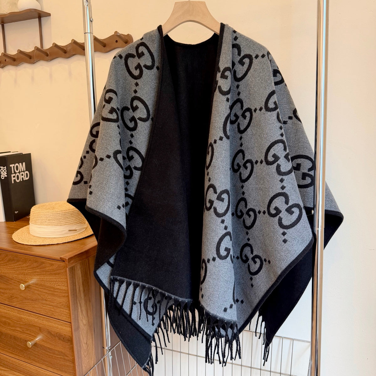 W1R86B72 Fashion cape