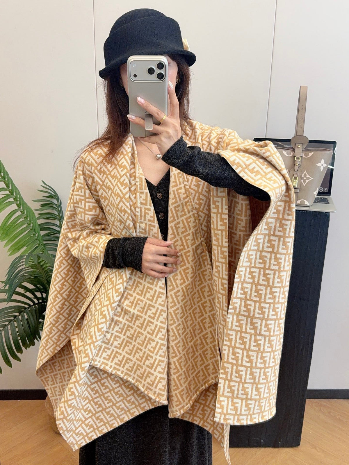 W1R86F42 Fashion cape