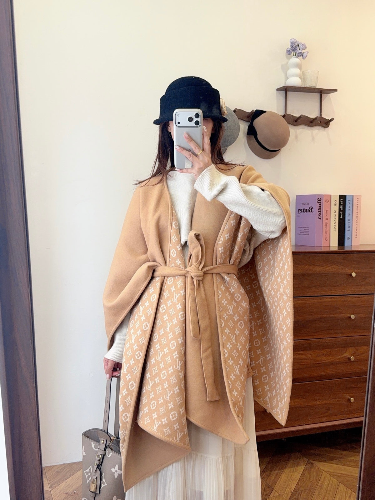 W1R86V45 Fashion cape