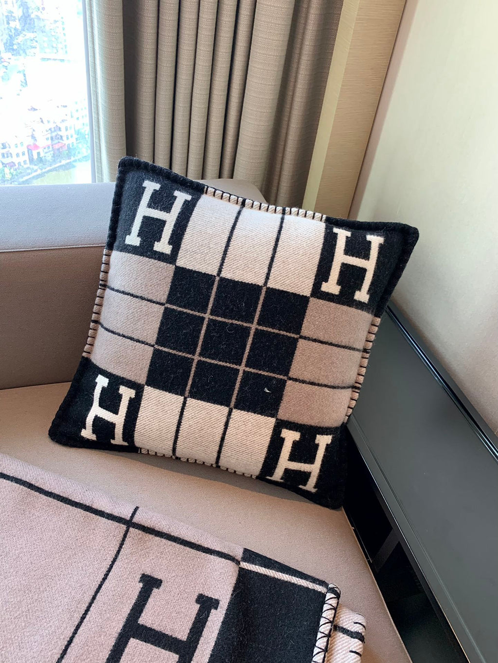 W1R86H105 Popular blankets, throw pillow