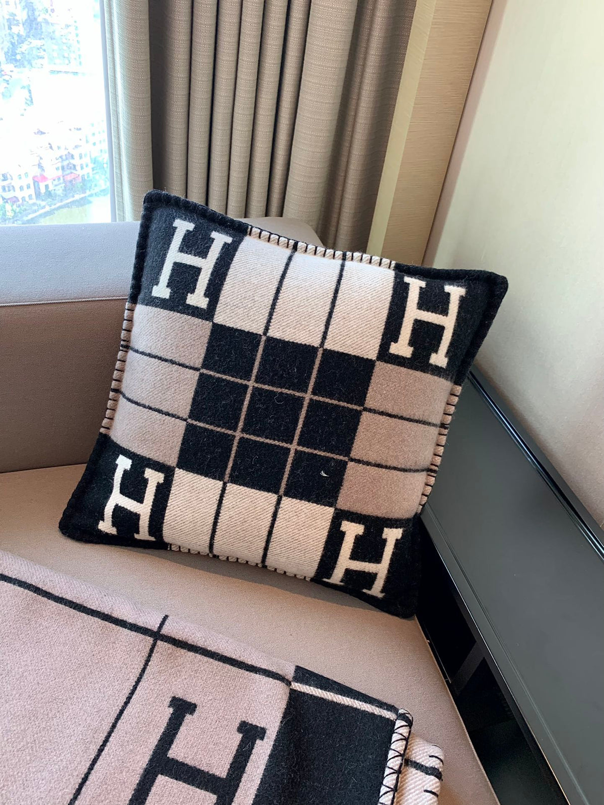 W1R86H105 Popular blankets, throw pillow