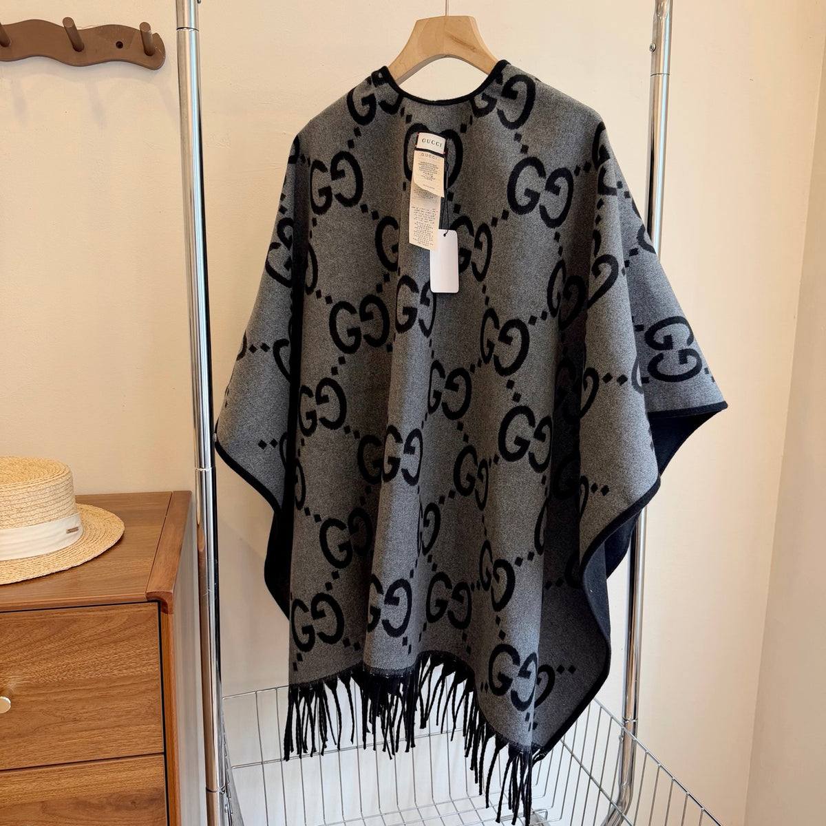 W1R86B72 Fashion cape