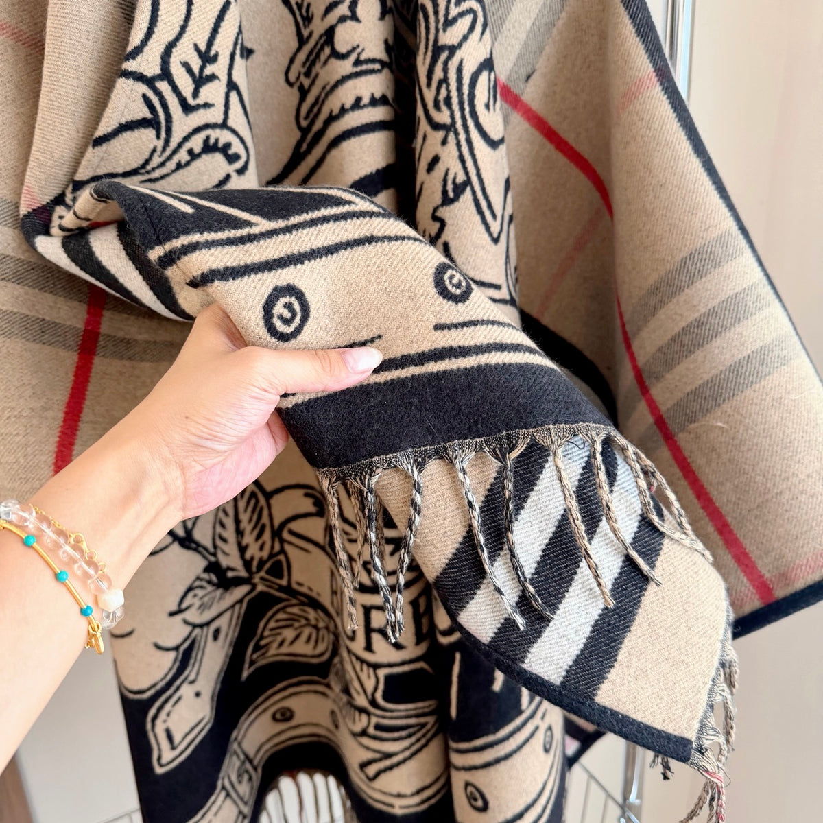 W1R86R46 Fashion cape