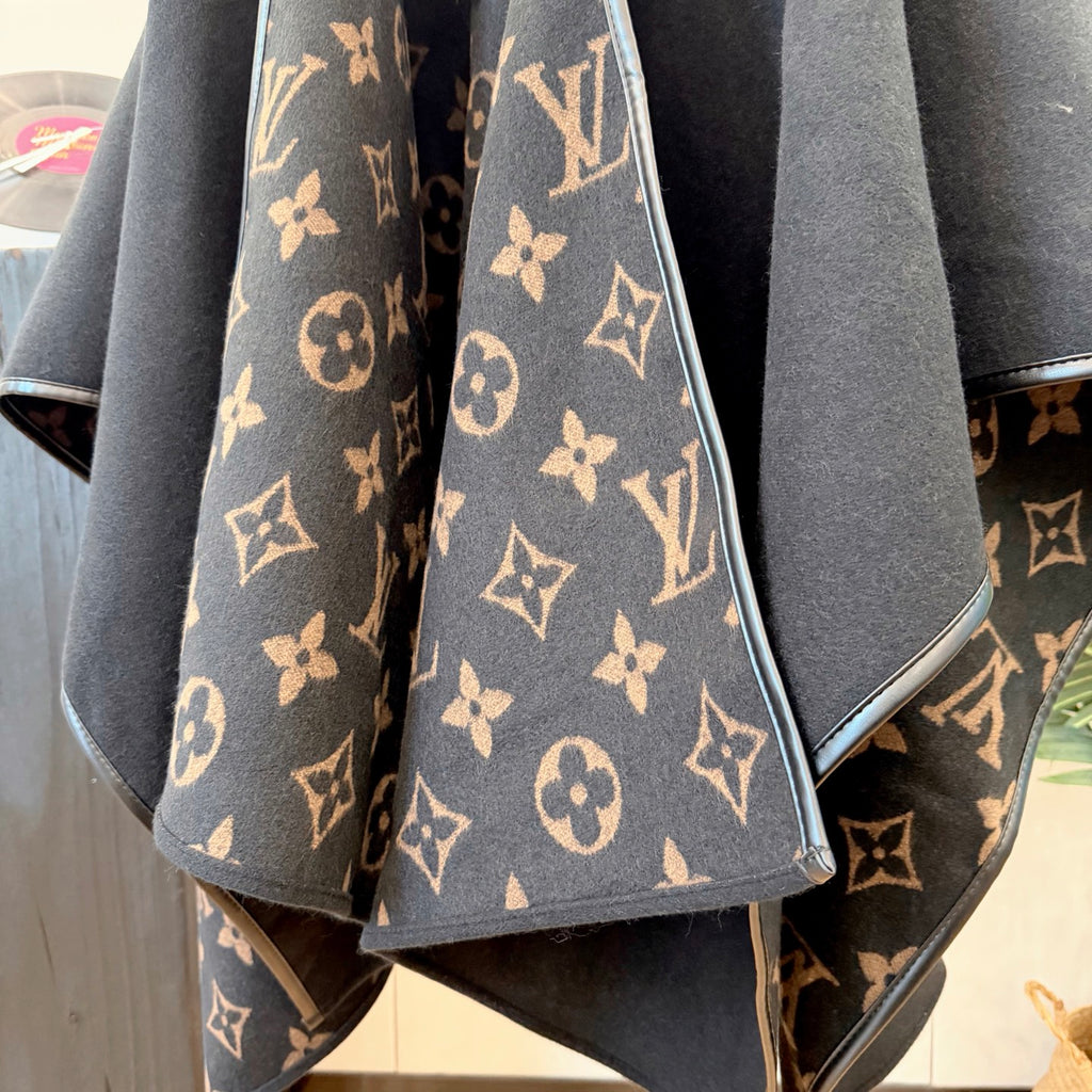 W1R86E76 Fashion cape