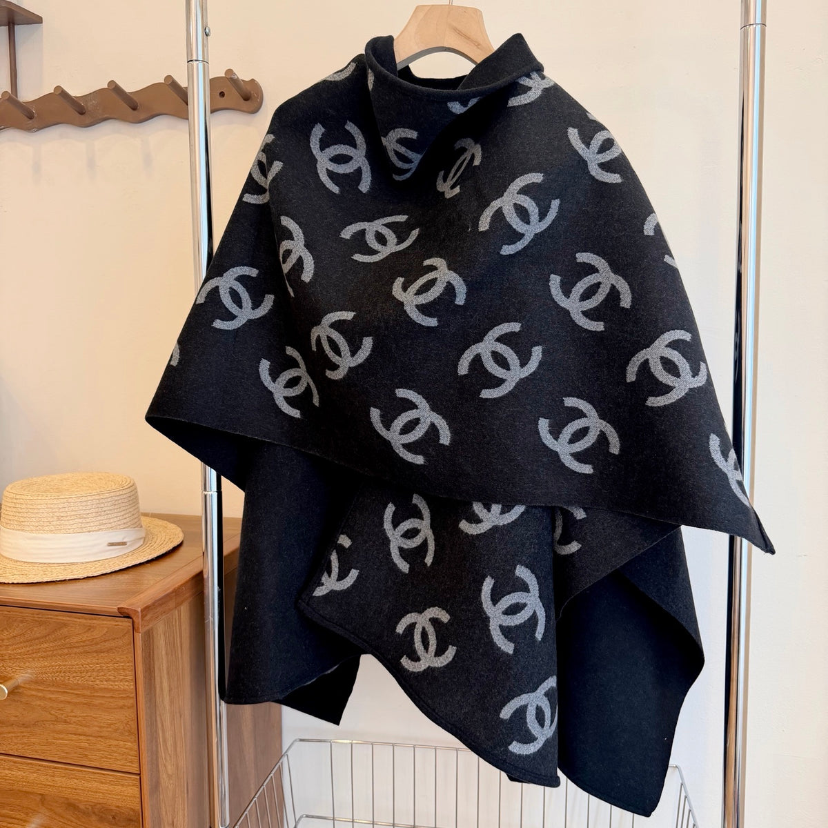 W1R86C71 Fashion cape