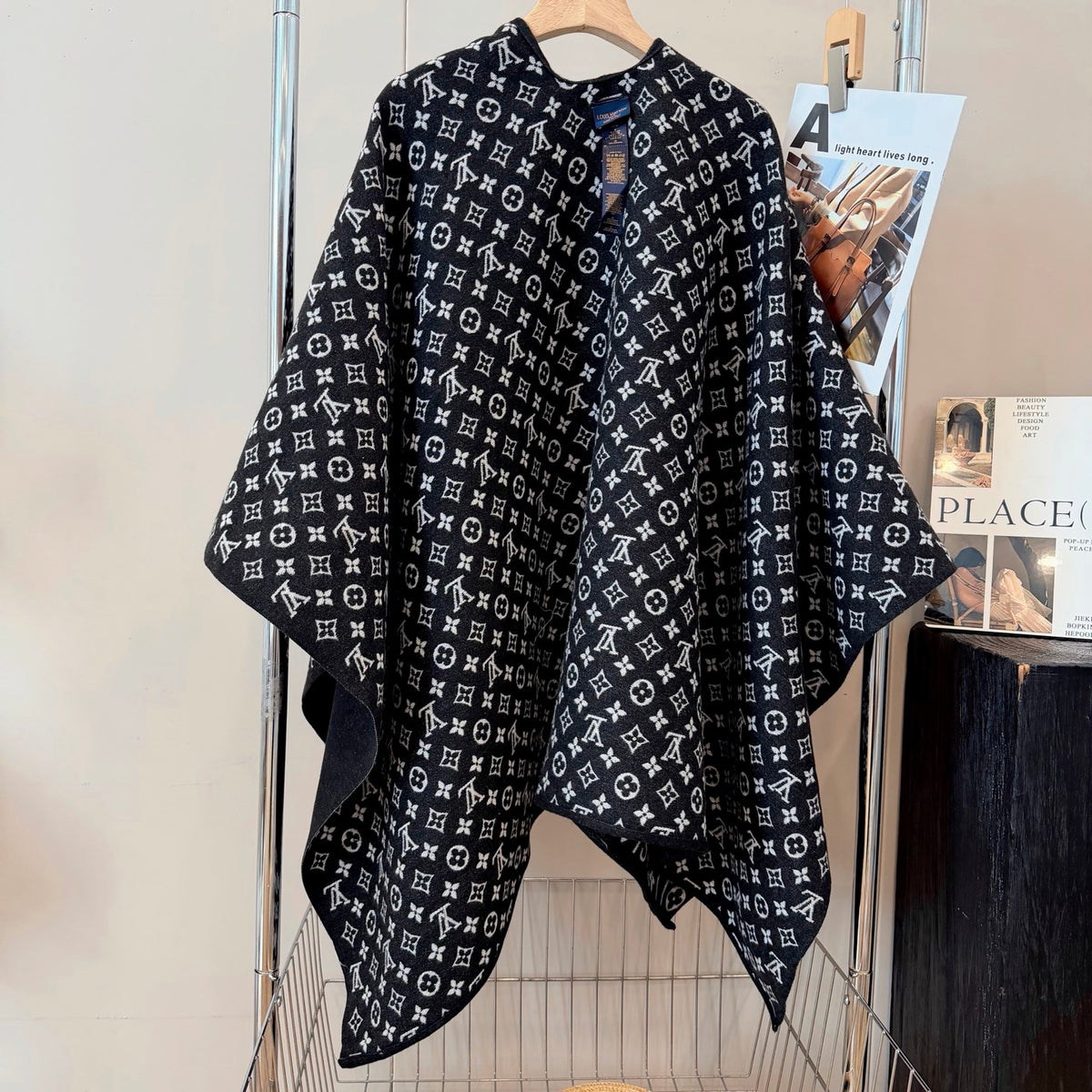 W1R106E27 Fashion cape