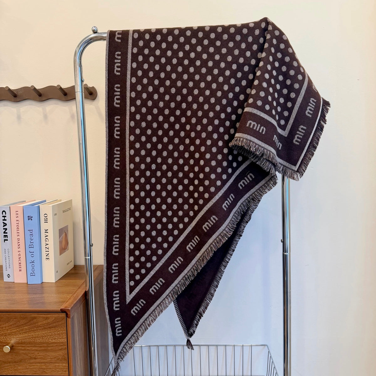 W1R86A100 Fashion Triangular shawl