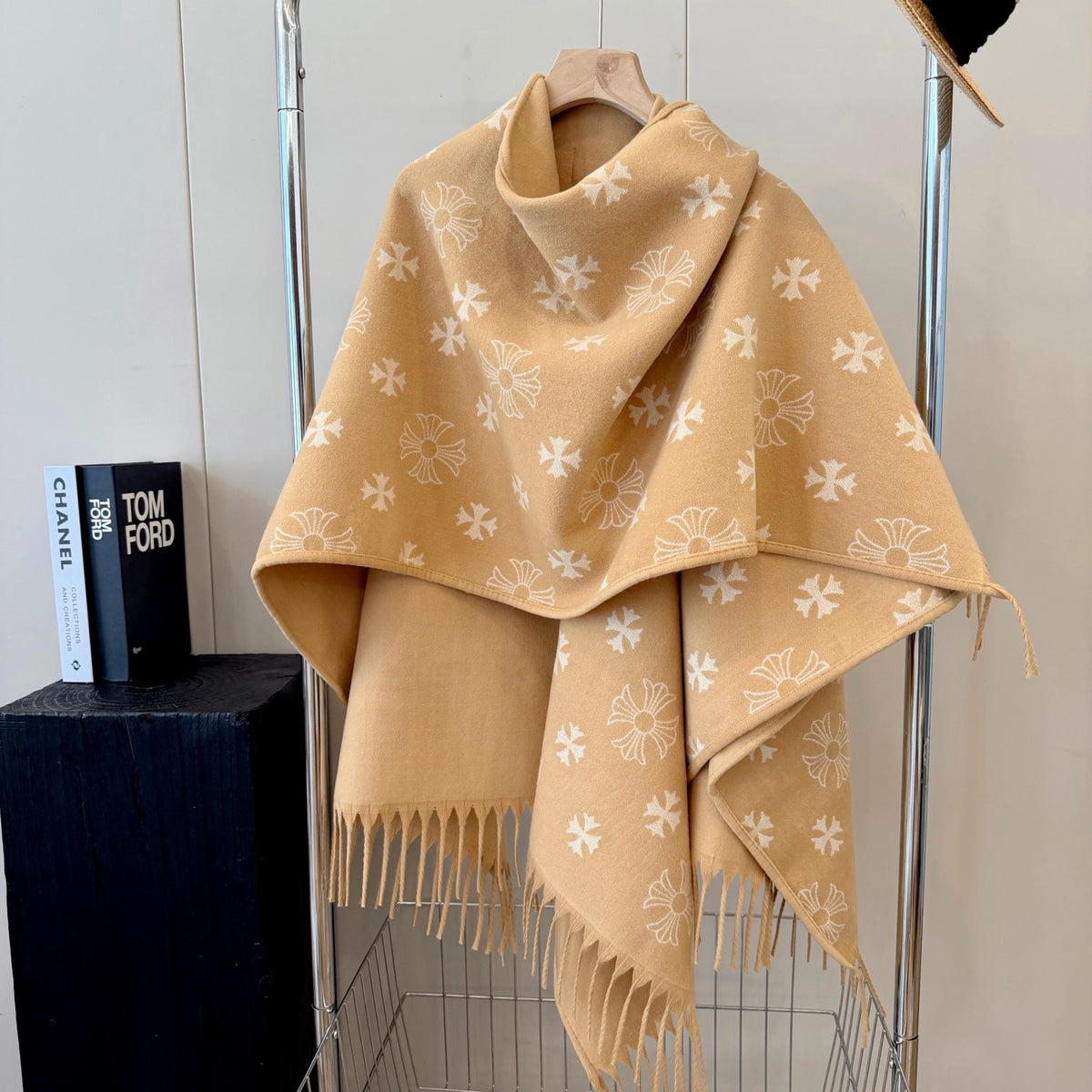 W1R86A57 Fashion cape