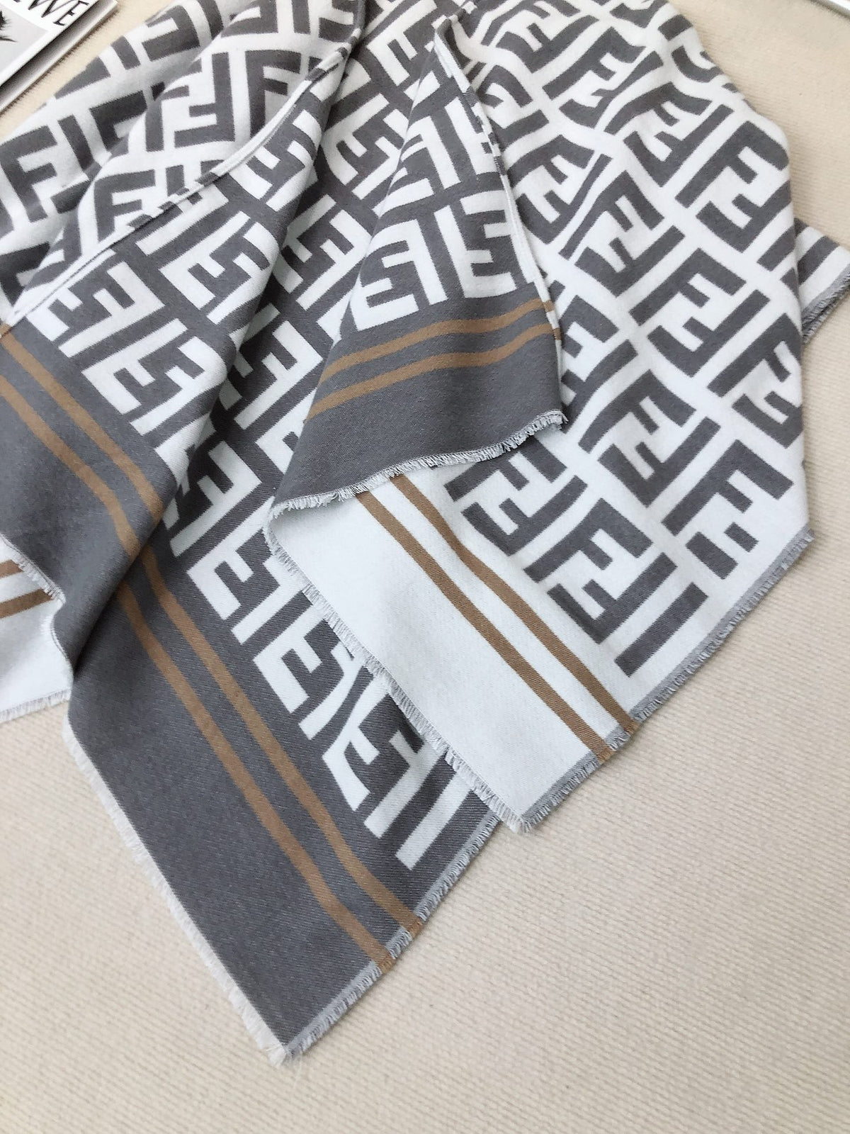 W1R86F28 Popular cloak