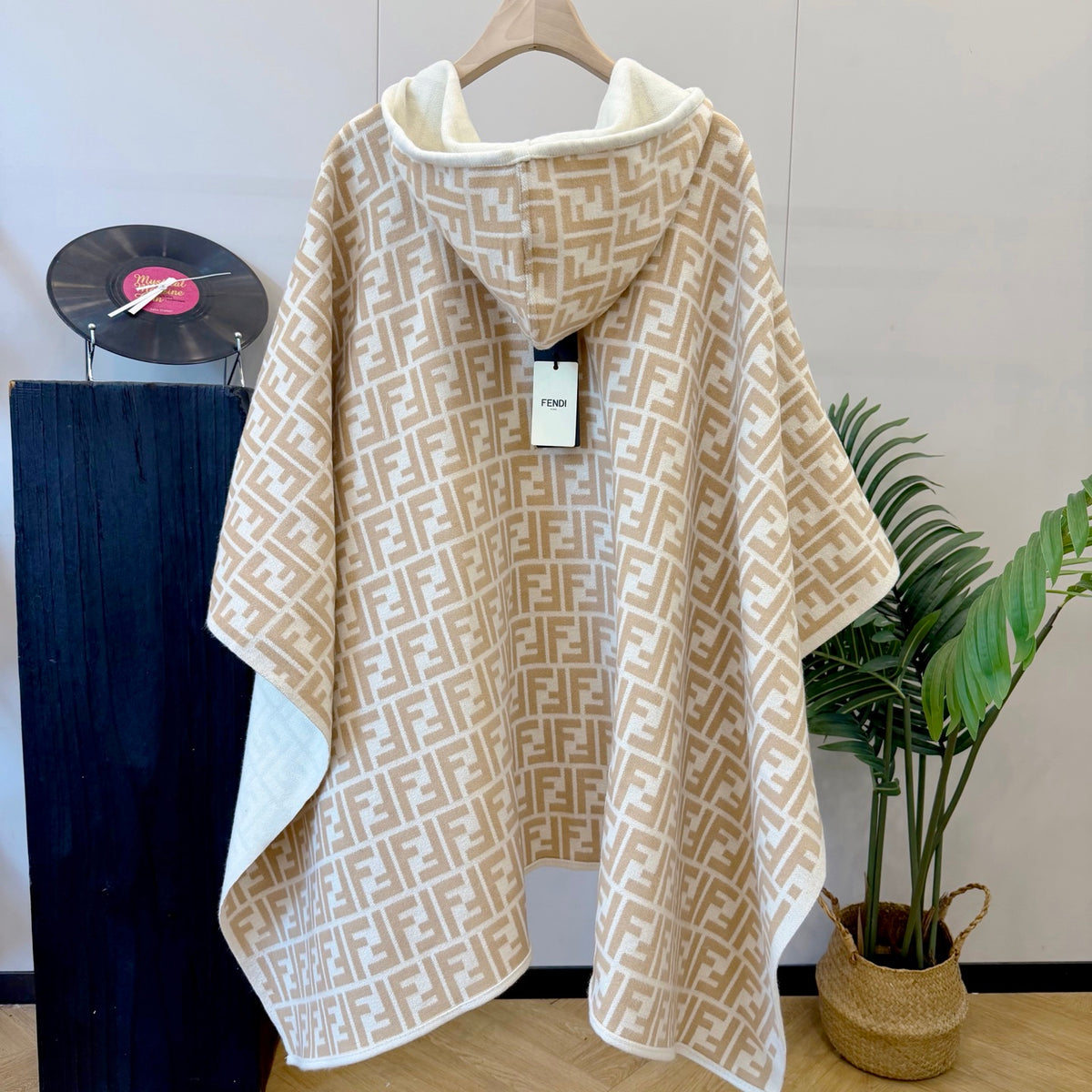 W1R86F74 Popular cape