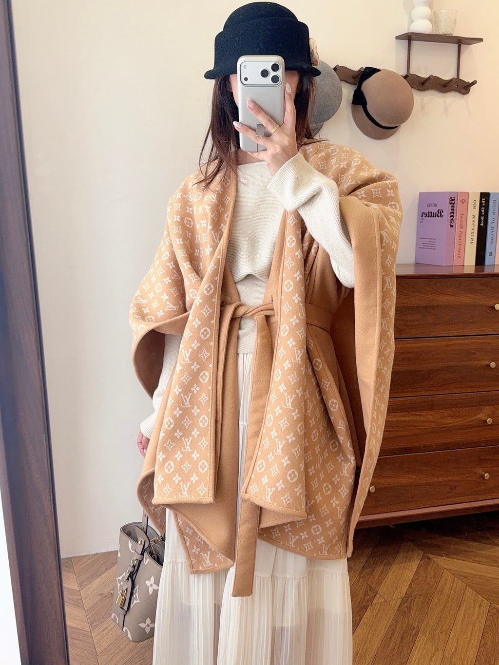 W1R86V45 Fashion cape