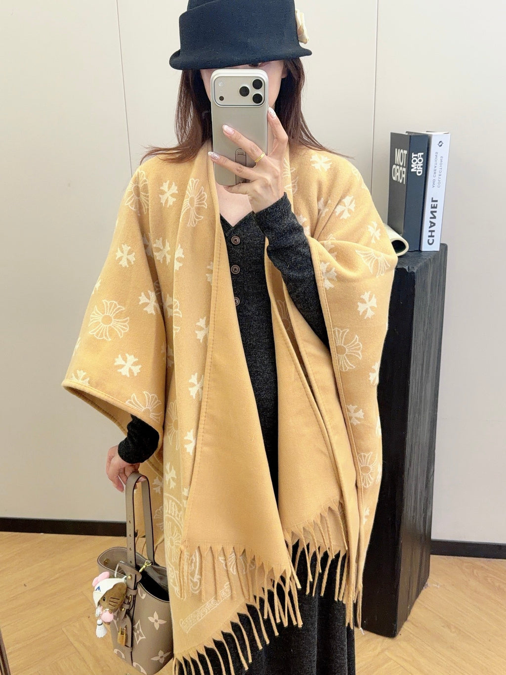W1R86A57 Fashion cape