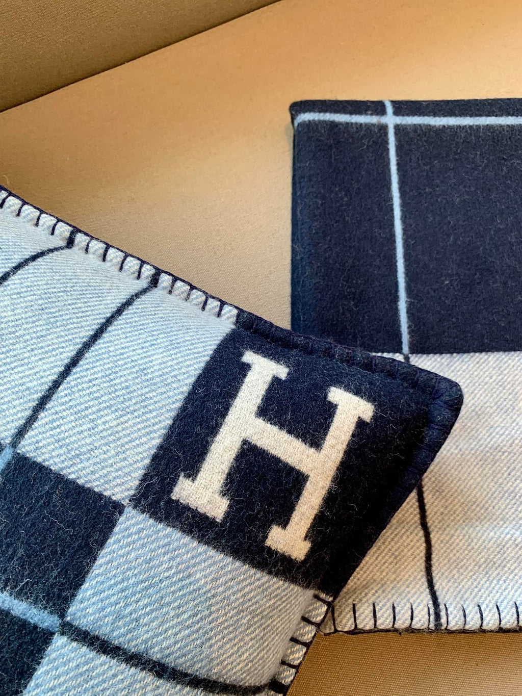 W1R86H105 Popular blankets, throw pillow