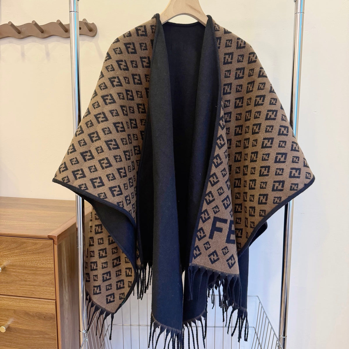 W1R86F79 Popular cape