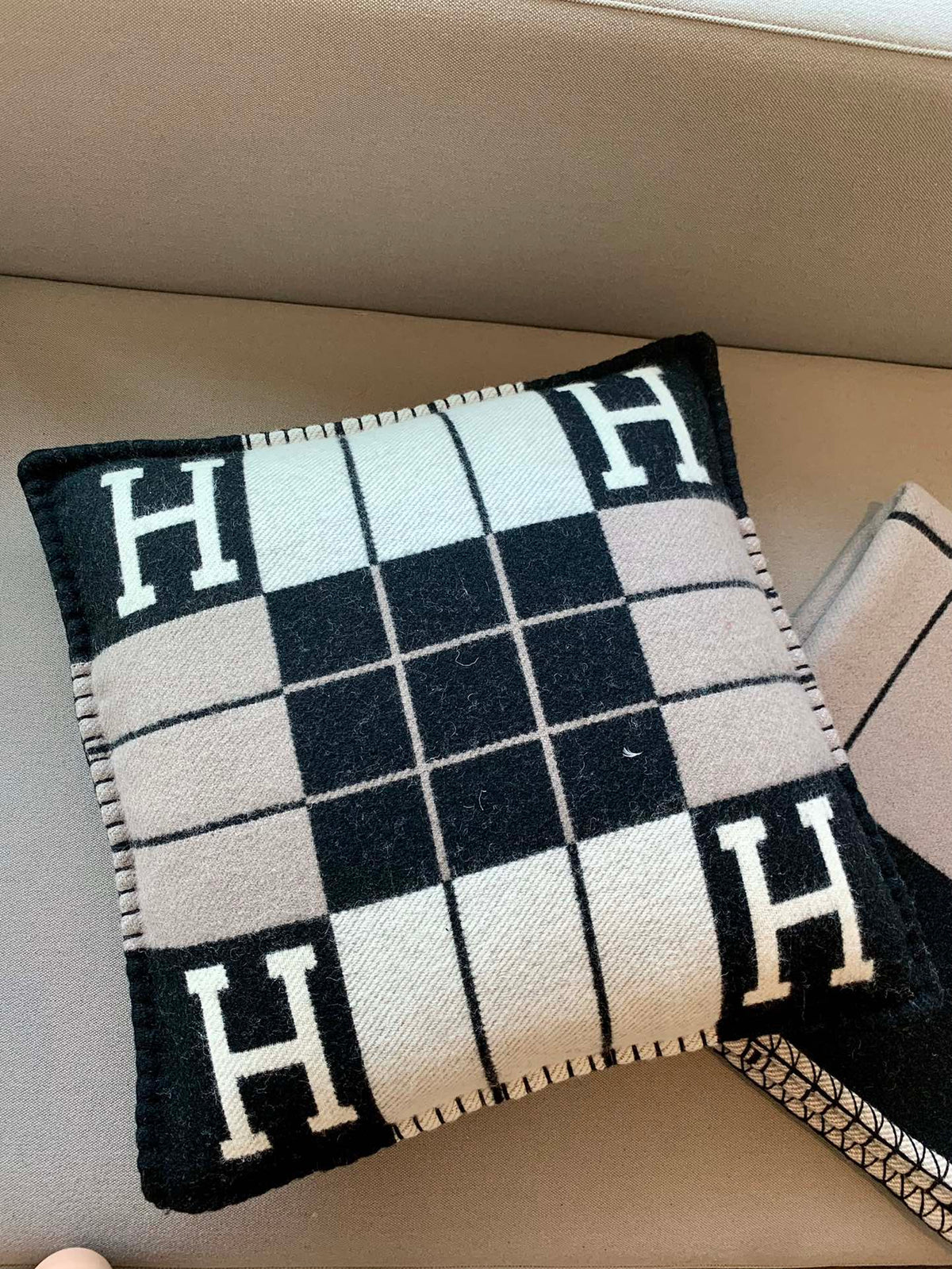 W1R86H105 Popular blankets, throw pillow
