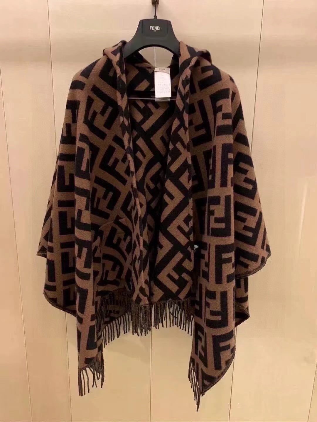 W1R106F15 Fashion cape