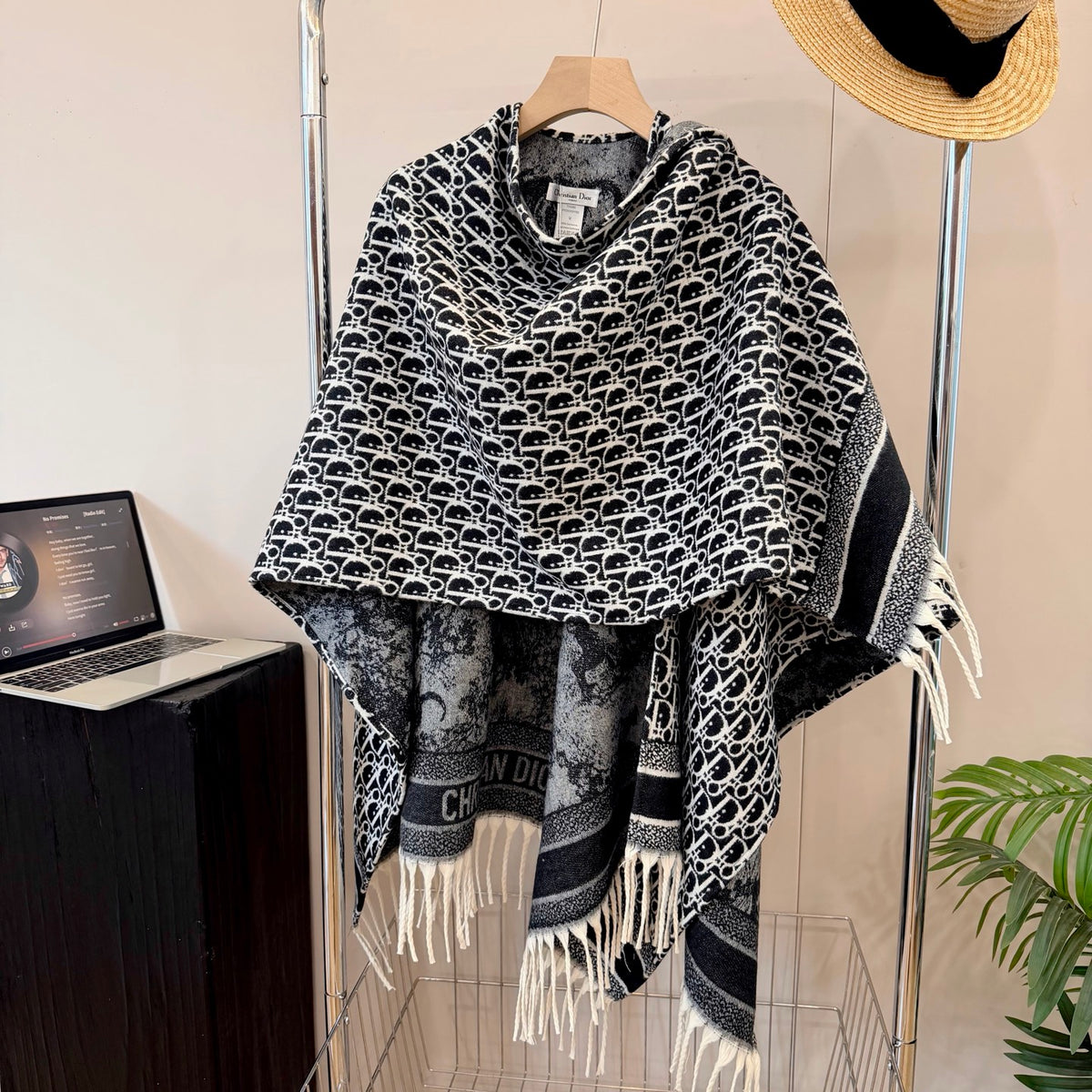 W1R86D65 Fashion cape