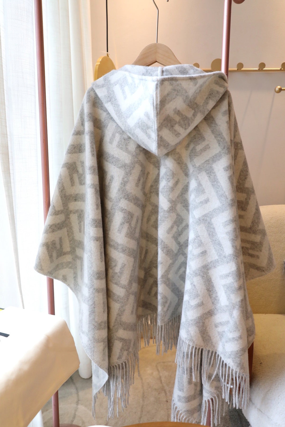 W1R106F15 Fashion cape