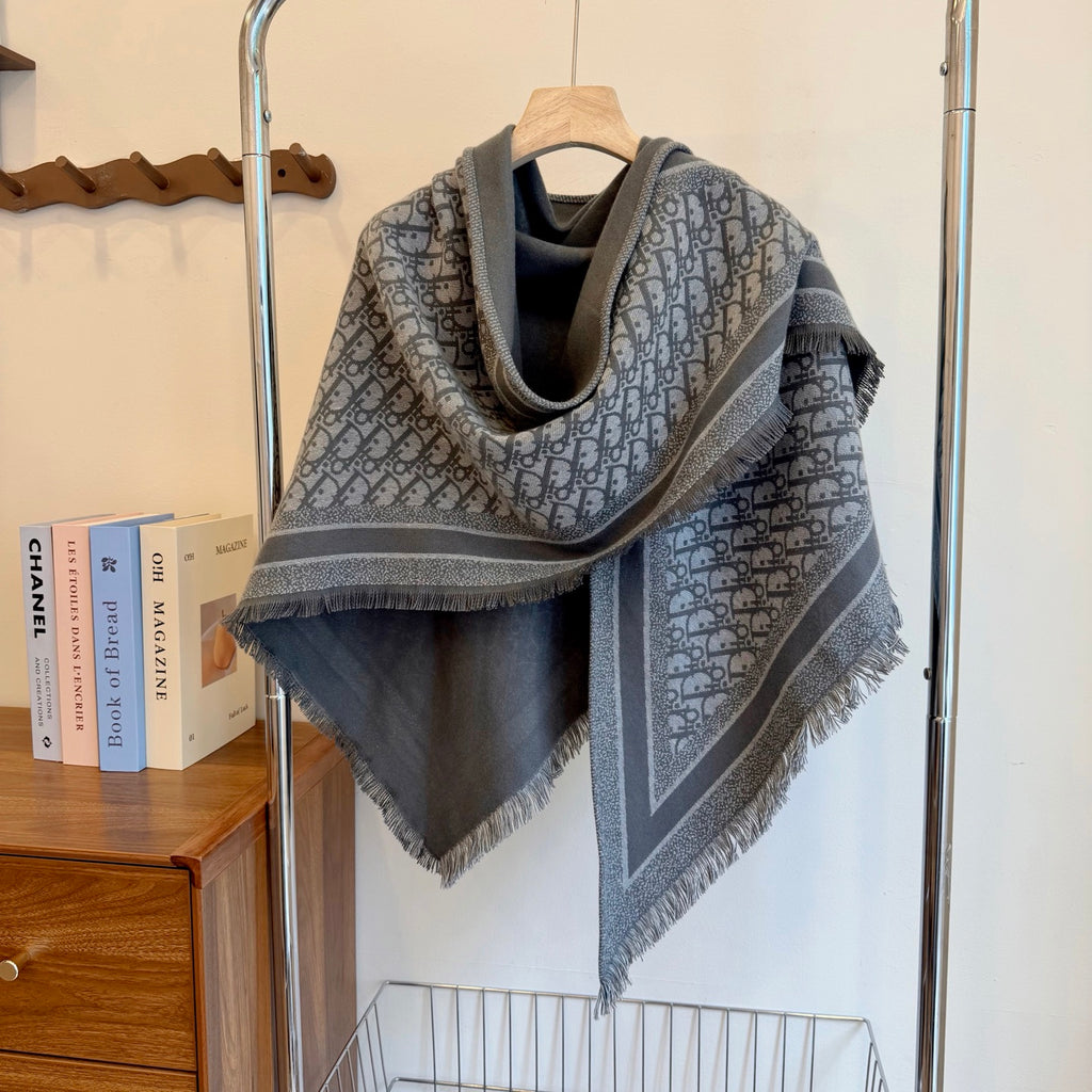 W1R86D101 Popular Triangular shawl