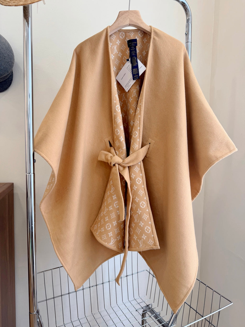 W1R86V45 Fashion cape