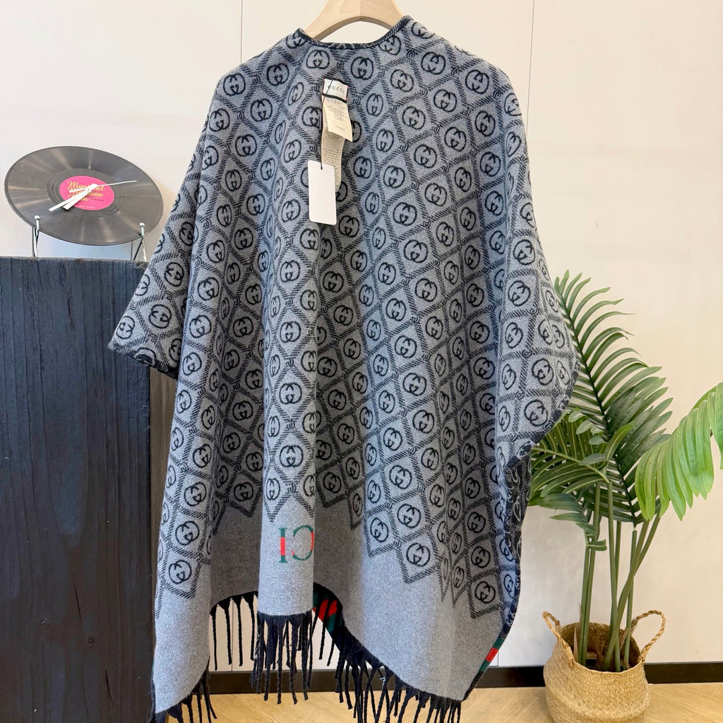 W1R86B75 Fashion cape