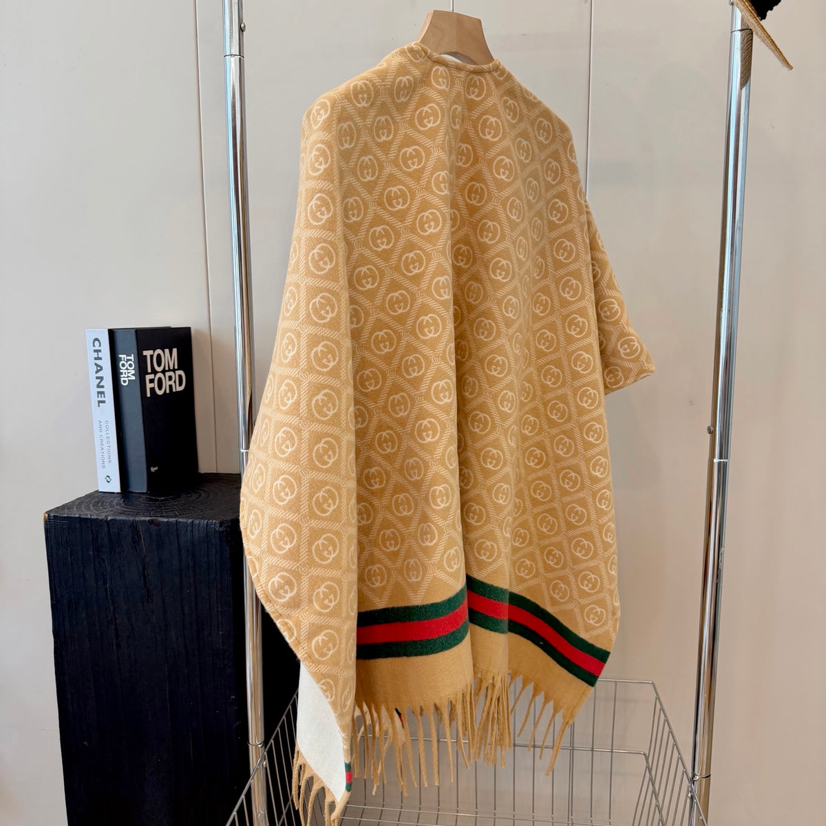 W1R86B41 Fashion cape