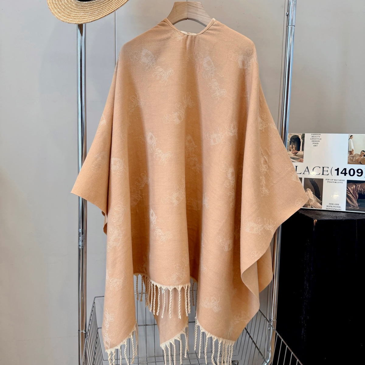 W1R106A28 Fashion cape