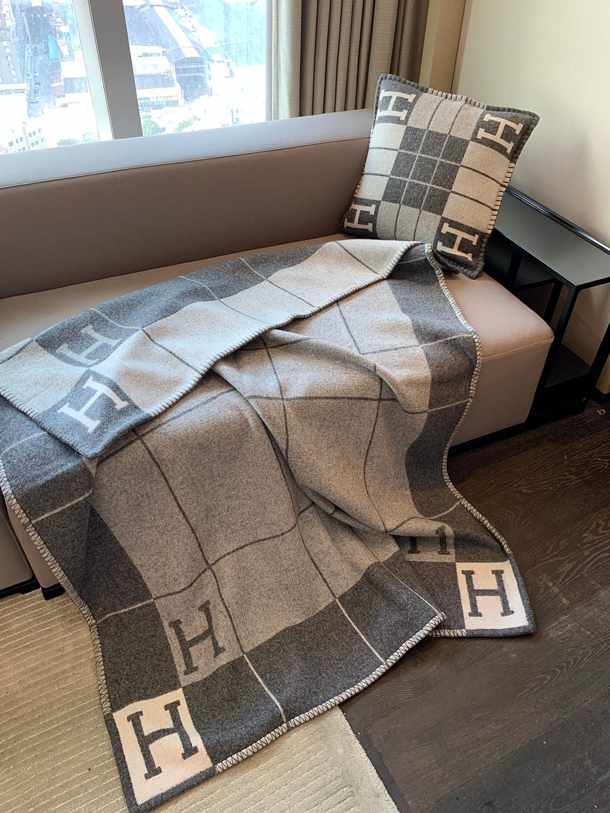 W1R86H105 Popular blankets, throw pillow