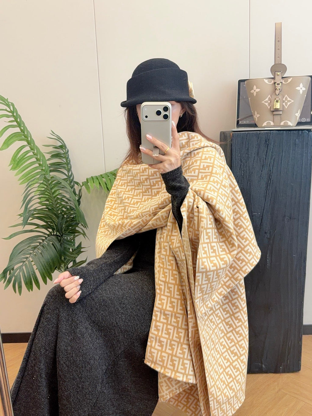 W1R86F42 Fashion cape