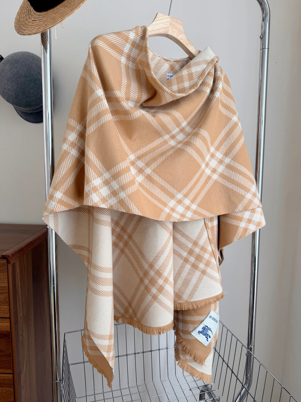 W1R86R47 Fashion cape