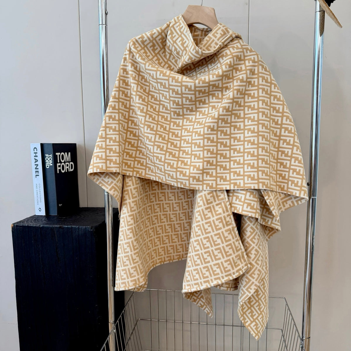 W1R86F42 Fashion cape