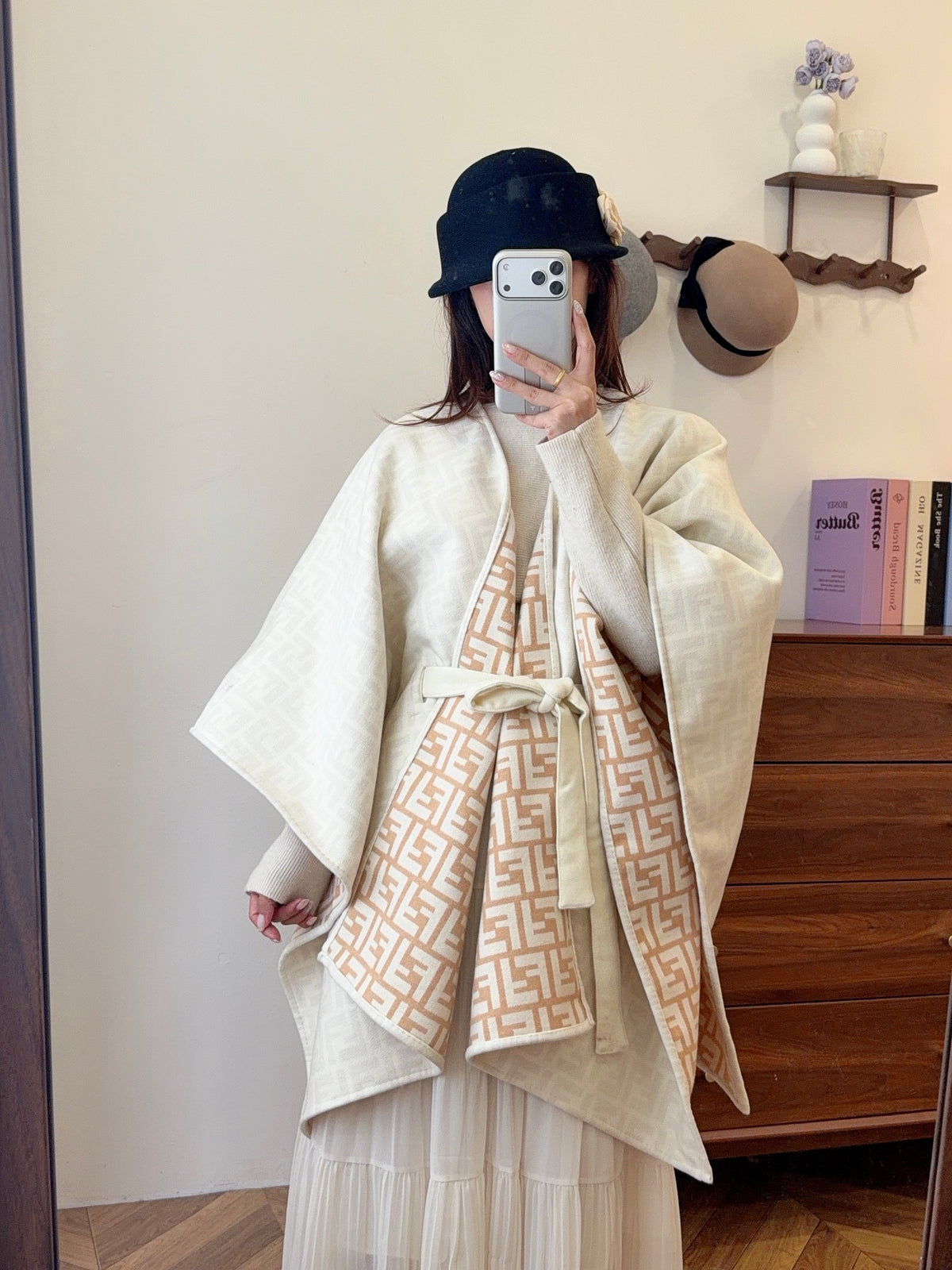 W1R86F43 Fashion cape