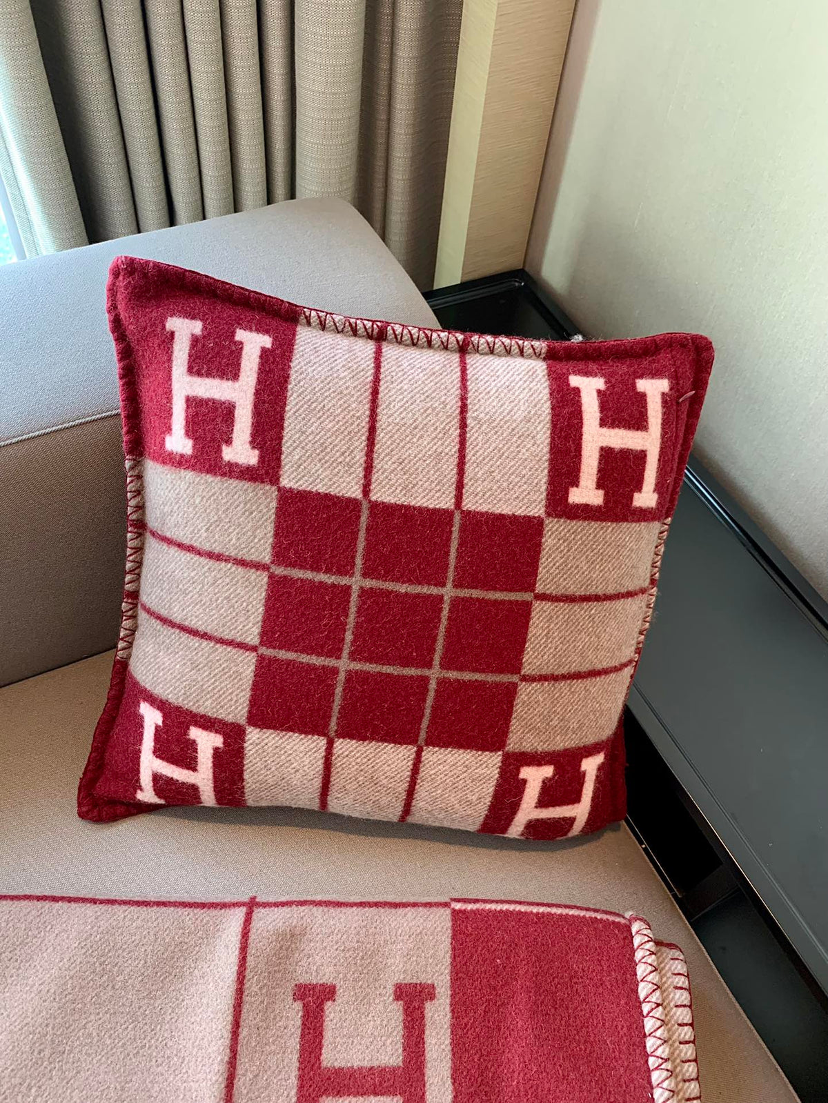 W1R86H105 Popular blankets, throw pillow