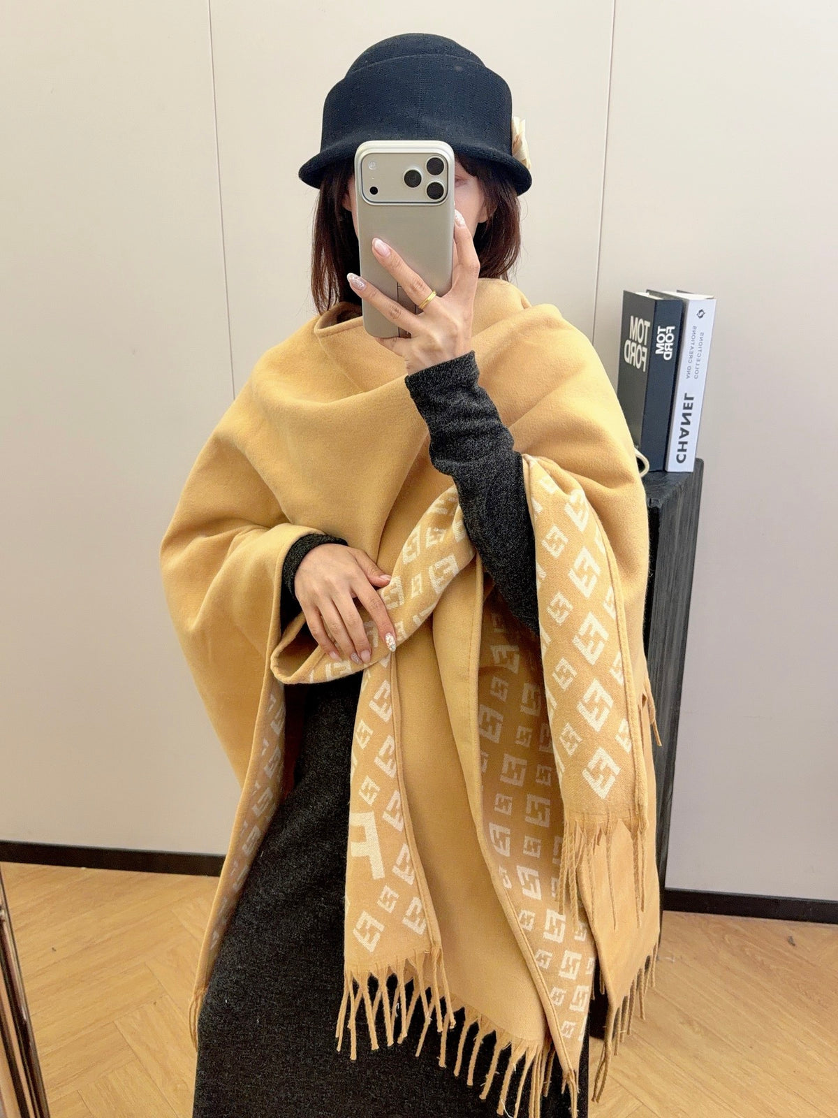 W1R86F59 Fashion cape