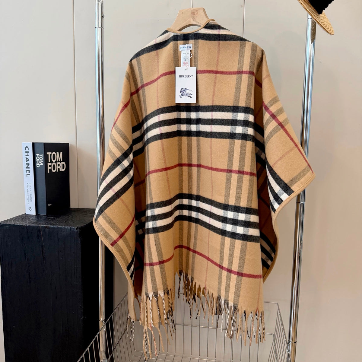 W1R86R61 Fashion cape