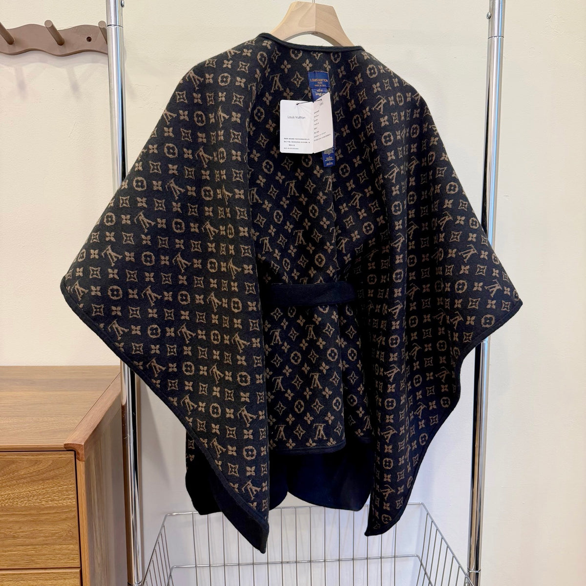 W1R86E77 Popular cape