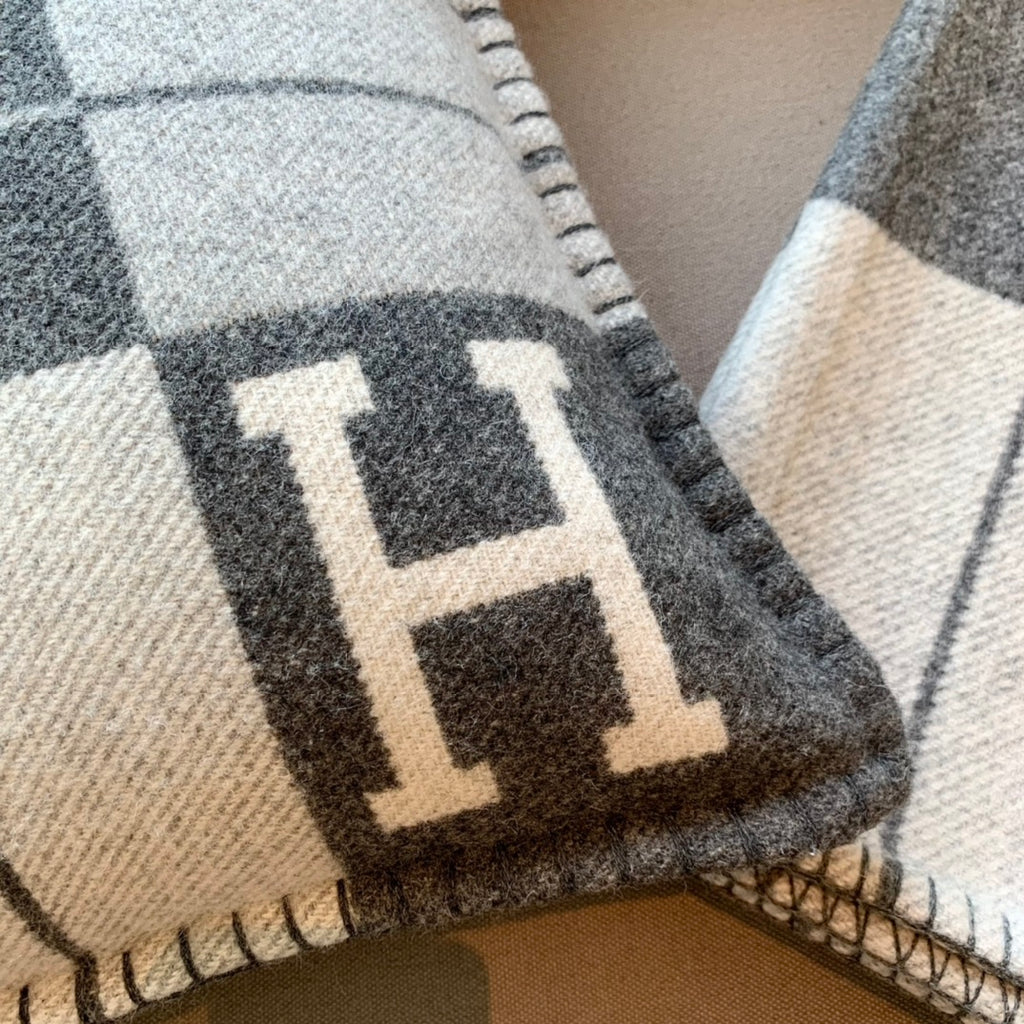 W1R86H105 Fashion blankets, throw pillow