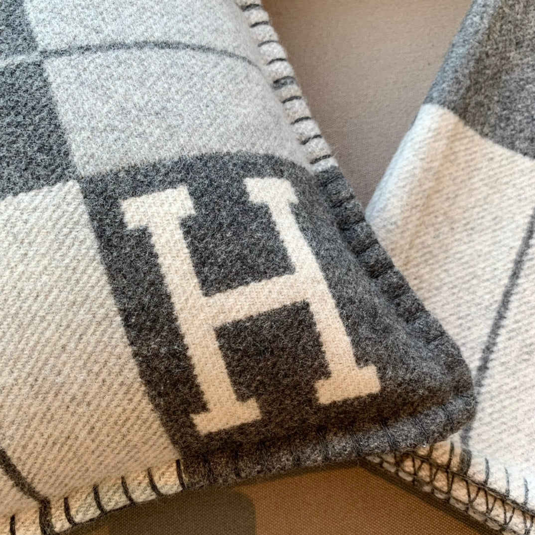 W1R86H105 Fashion blankets, throw pillow