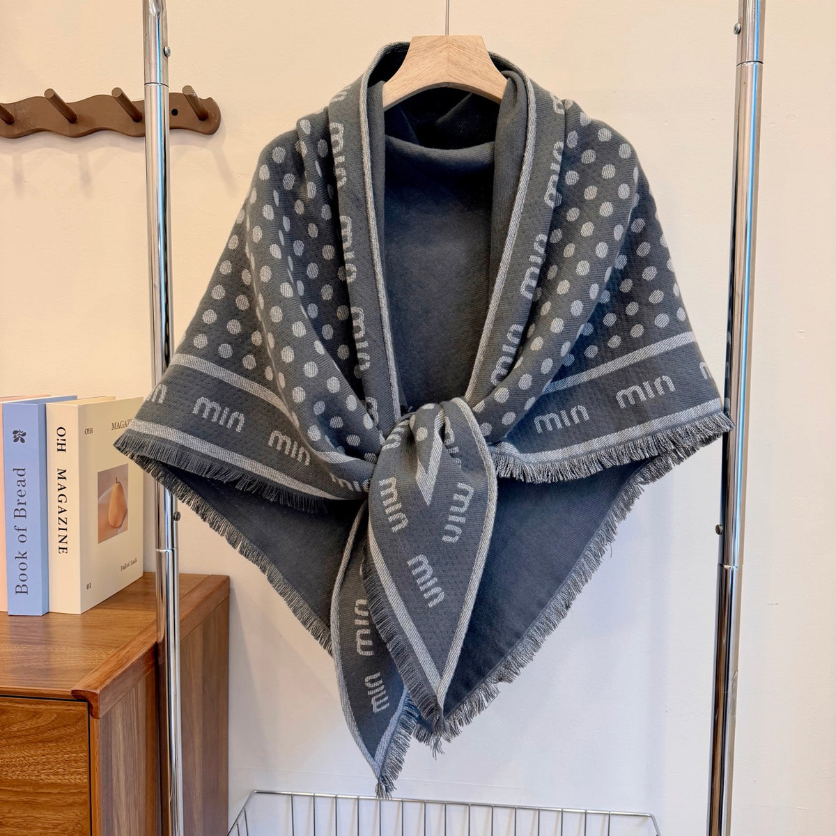 W1R86A100 Fashion Triangular shawl