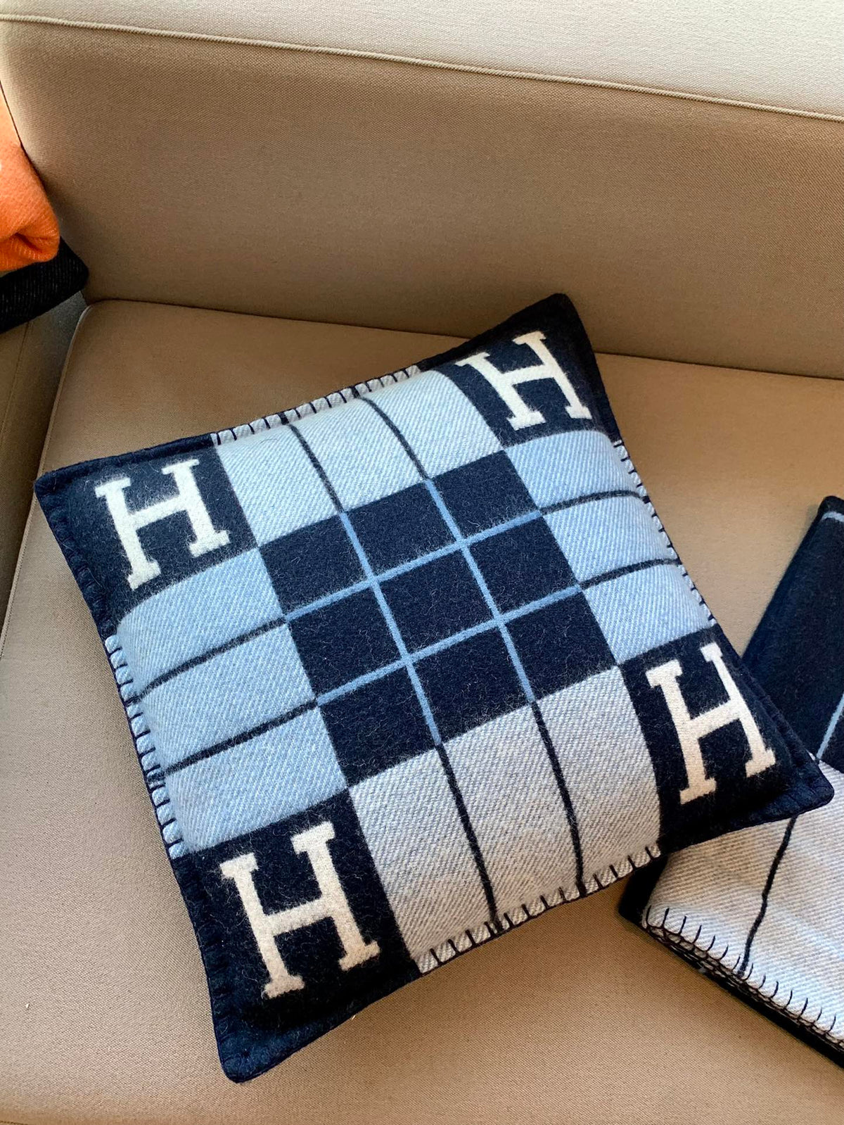 W1R86H105 Fashion blankets, throw pillow