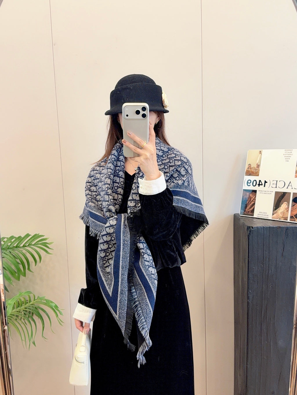 W1R86D101 Popular Triangular shawl